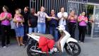 CDL entrega moto para ganhadora da campanha Amor em Dose Dupla 