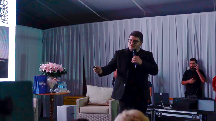 Cícero Moraes celebra marco de 190 palestras durante apresentação na FENEG 