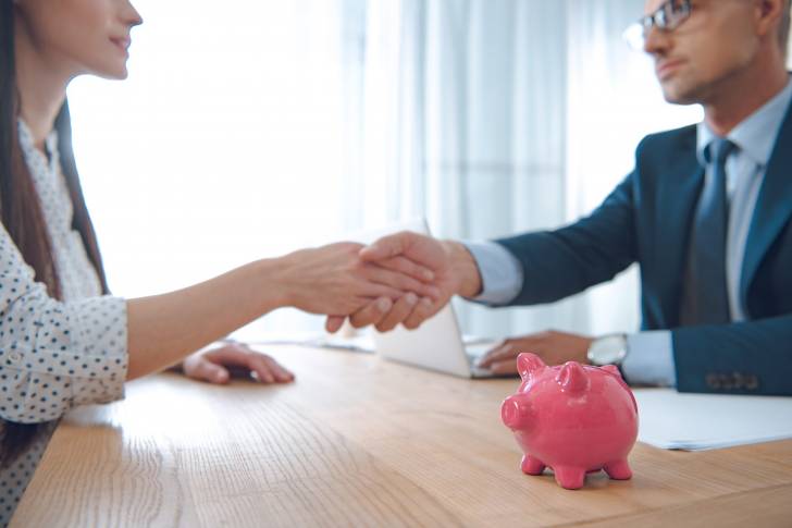 29% dos consumidores usaram nome de terceiros para fazer compras, aponta CNDL/SPC Brasil